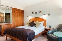 Premier Inn Premier Inn Heathrow Airport Terminal 4 ستانويل المظهر الخارجي الصورة